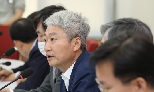 16일 오전 서울 여의도 국회에서 열린 미래통합당의 '박지원 국정원장 후보자 청문자문단 및 정보위원 2차 회의'에서 김근식 자문단장이 발언하고 있다.   [연합뉴스]